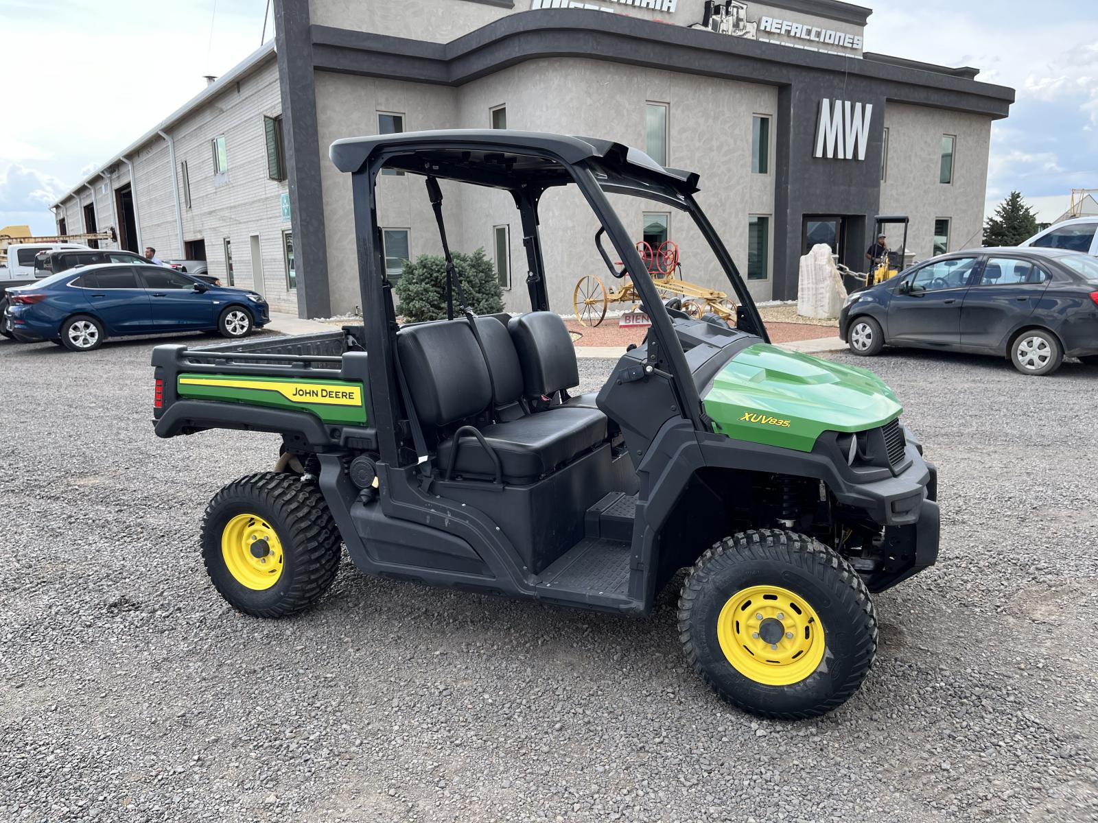 JOHN DEERE XUV835E